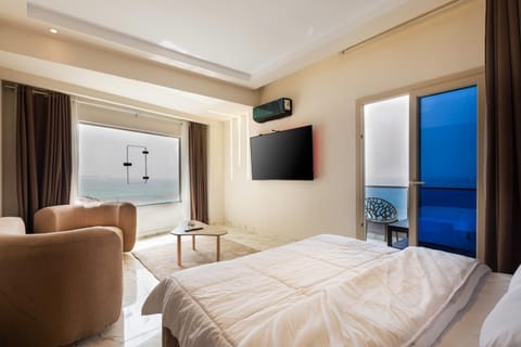 Bed, TV and multimedia, Living room, Photo of the whole room, Bedroom, Sea view