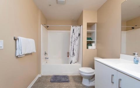 Two bedroom 2 bath close to Disneyland CA Condo in Orange