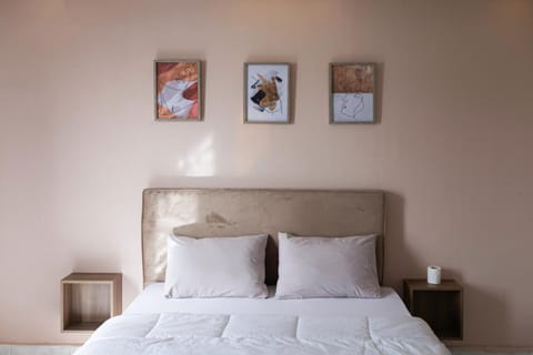 Bed, Photo of the whole room, Decorative detail, Bedroom