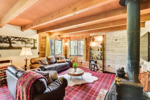 Charming Arnold Cabin with Deck and Wood-Burning Stove Casa in Dorrington