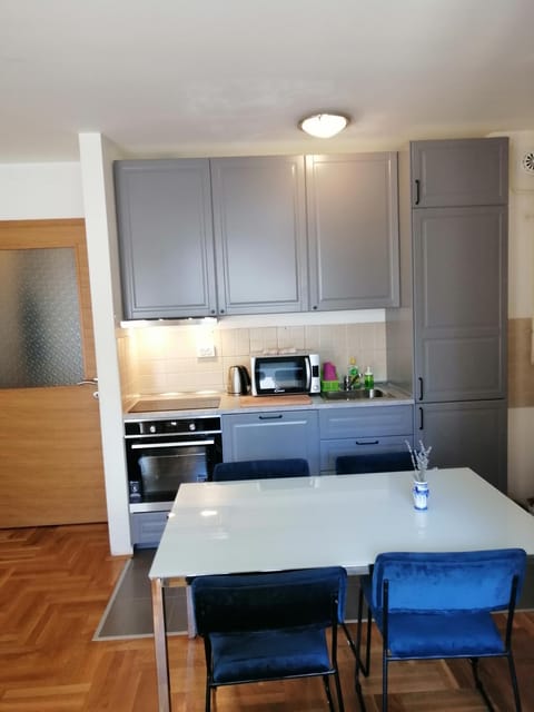 Kitchen or kitchenette, Seating area, Dining area, minibar, pet friendly, stove