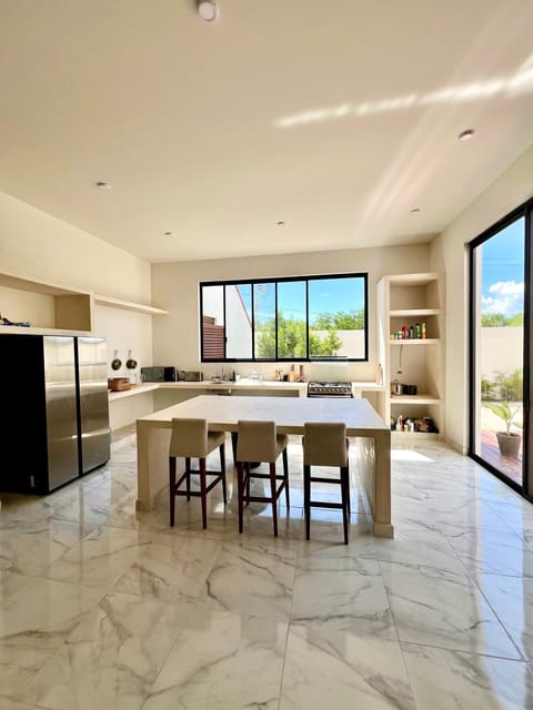 Dining area, kitchen