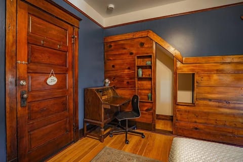 Charming Room in Capitol Hill - Foxglove Inn Rm 2 House in Capitol Hill