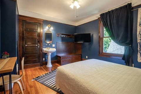 Charming Room in Capitol Hill - Foxglove Inn Rm 3 House in Capitol Hill