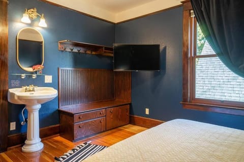 Charming Room in Capitol Hill - Foxglove Inn Rm 3 House in Capitol Hill