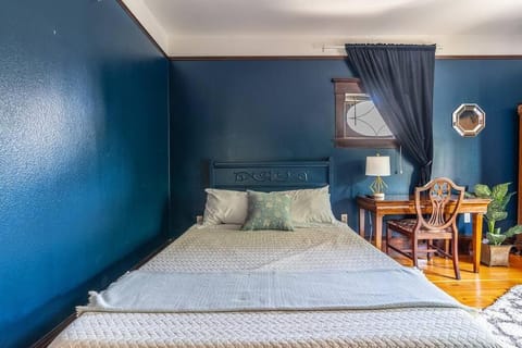 Charming Room in Capitol Hill - Foxglove Inn Rm 4 House in Capitol Hill