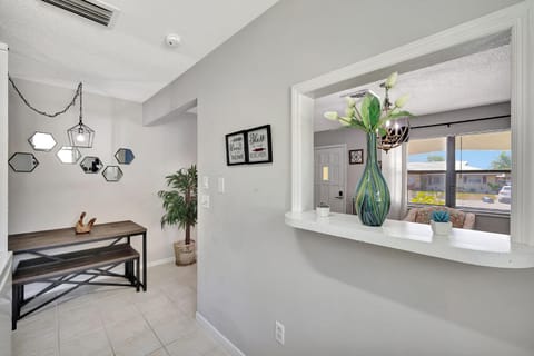 MODERN KING BED HOME CLOSE TO THE BEACH AND STORES. QUIET NEIGHBORHOOD AND PET FRIENDLY! Eigentumswohnung in Jensen Beach