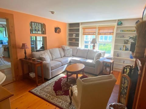 6 Minute Walk to MT Top Inn 4 BR Pets OK & Grill Casa in Chittenden