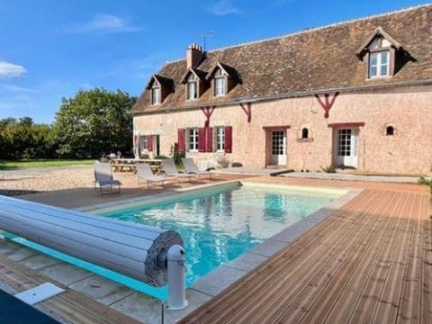 Gîte familial avec jacuzzi, baby-foot, fléchettes, et plus - idéal pour se ressourcer ou faire la fête ! - FR-1-491-414 House in Centre-Val de Loire