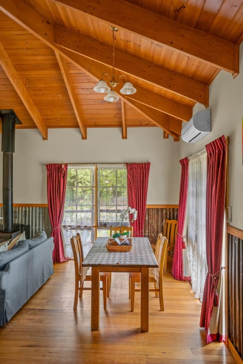 Dining area, fireplace