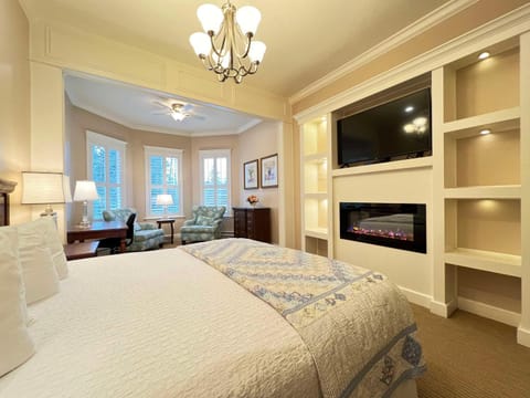 Bed, TV and multimedia, Photo of the whole room, Seating area, Bedroom, flat iron