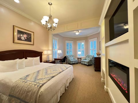 Bed, TV and multimedia, Photo of the whole room, Seating area, Bedroom, flat iron