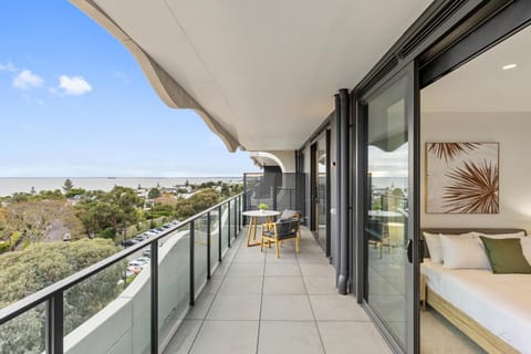 Sea View 2BR w Best Rooftop Pool in Melb! Apartment in Hampton