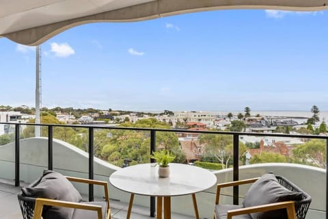 Sea View 2BR w Best Rooftop Pool in Melb! Condo in Hampton
