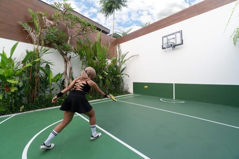 People, Tennis court