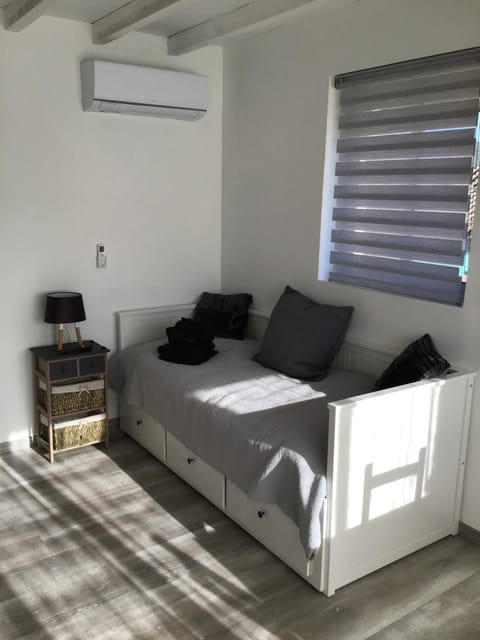 Bed, Photo of the whole room, air conditioner