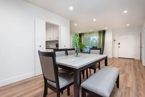 Kitchen or kitchenette, Seating area, Dining area