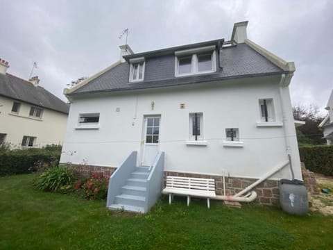 MAISON CENTRE VILLE 3 CHAMBRES 6 ou 8 PERS PROCHE PLAGE ET JARDIN CLOS House in Perros-Guirec