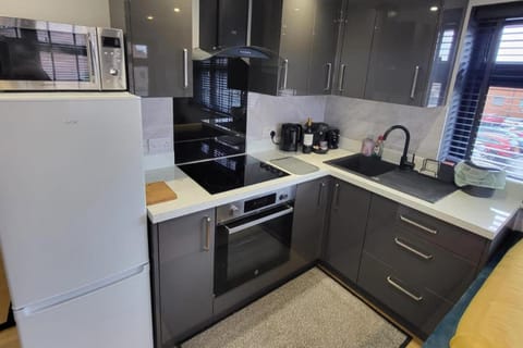 Town Centre Modern 1 Bed self-contained Apartment Apartamento in Newbury