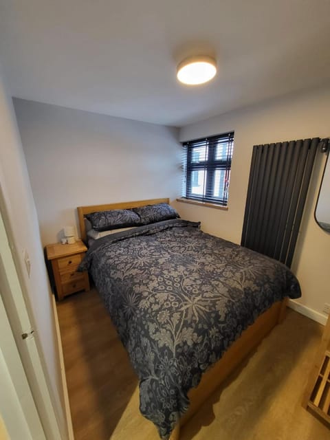 Town Centre Modern 1 Bed self-contained Apartment Apartamento in Newbury