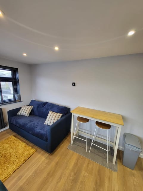 Town Centre Modern 1 Bed self-contained Apartment Condo in Newbury