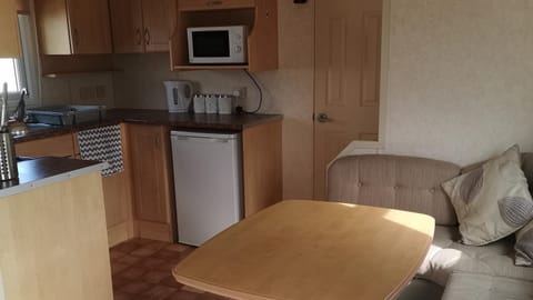 Kitchen or kitchenette, Dining area, minibar, oven