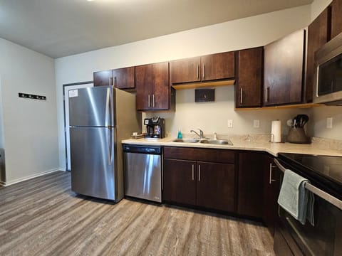 HUGE Apartment, 2 Bedroom, 2 Bathroom, Park Free Apartment in Rochester