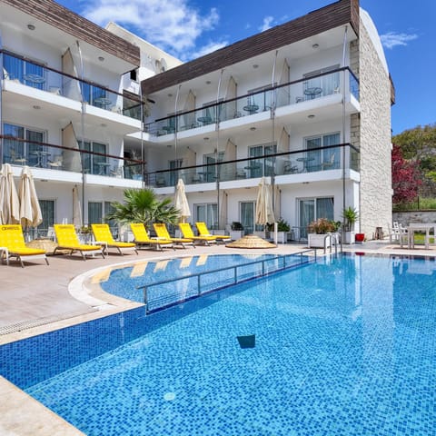 Property building, Day, Pool view, Swimming pool, sunbed