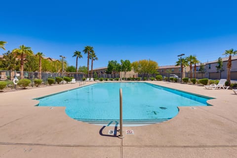 Stylish Home with Pool Access, 10 Mi to Vegas Strip! Haus in North Las Vegas