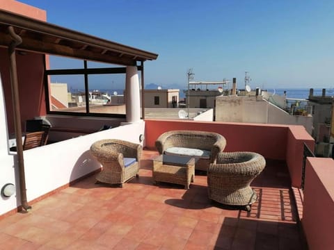 Casa con ampia terrazza vista mare fronte spiaggia Appartement in Canneto