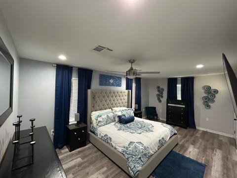 Modern 3 bedrm 5 mins 2 airport free parking wi-fi Casa in Kenner