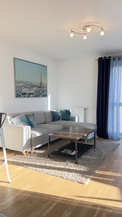 Lumière Parisienne, Appt 66m2, Metro L13, Parking, Terrasse et Ascenseur Apartment in Montrouge