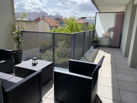 Lumière Parisienne, Appt 66m2, Metro L13, Parking, Terrasse et Ascenseur Apartment in Montrouge