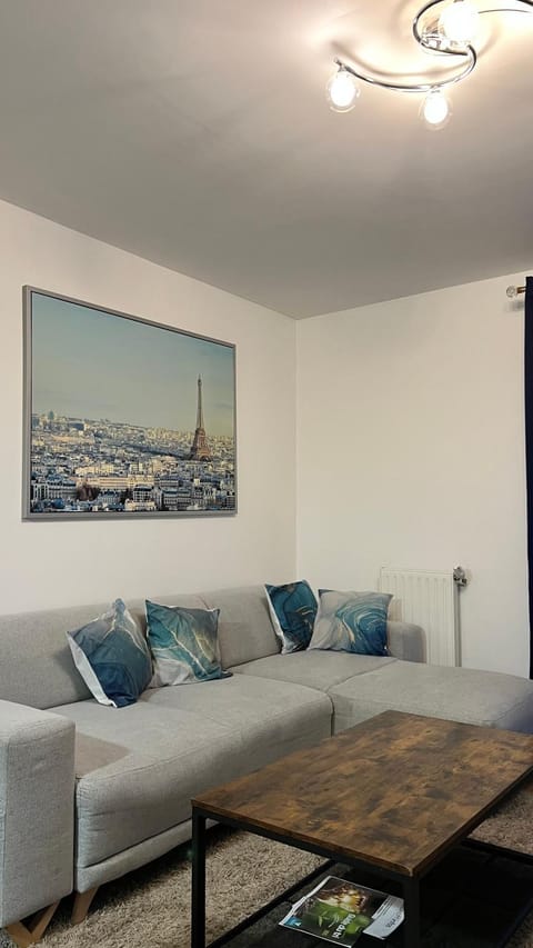 Lumière Parisienne, Appt 66m2, Metro L13, Parking, Terrasse et Ascenseur Apartment in Montrouge