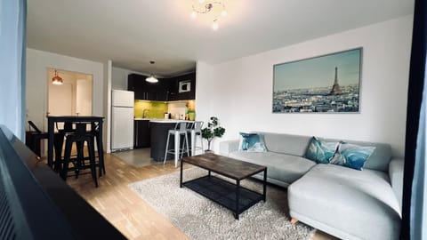 Lumière Parisienne, Appt 66m2, Metro L13, Parking, Terrasse et Ascenseur Apartment in Montrouge