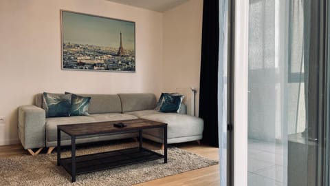 Lumière Parisienne, Appt 66m2, Metro L13, Parking, Terrasse et Ascenseur Apartment in Montrouge