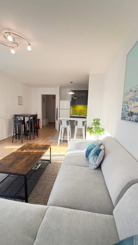 Lumière Parisienne, Appt 66m2, Metro L13, Parking, Terrasse et Ascenseur Apartment in Montrouge