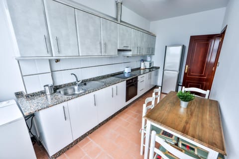 Kitchen or kitchenette, minibar, pet friendly, stove