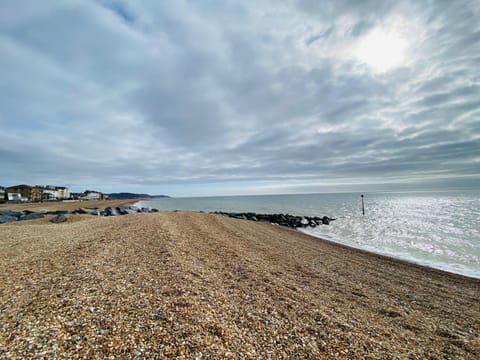 Beachfront bolthole with seaview in idyllic Hythe Apartamento in Hythe