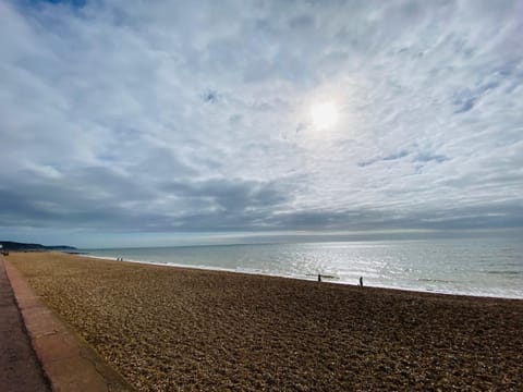 Beachfront bolthole with seaview in idyllic Hythe Apartamento in Hythe