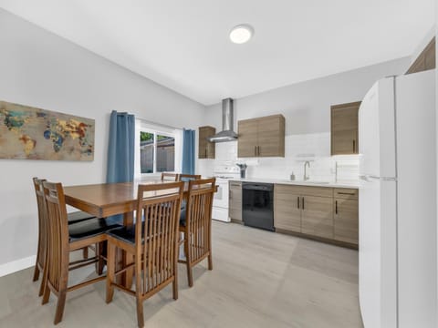 Parkside Flat - Seacliff Beach Suites Condo in Leamington