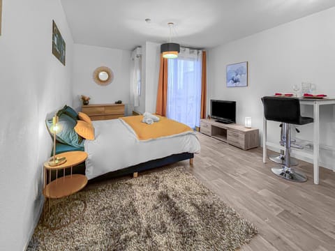 Bed, TV and multimedia, Seating area