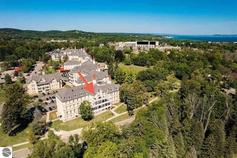 Luxury Penthouse AC Fireplace Balcony House in Traverse City