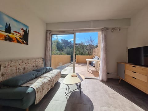 Living room, Garden view