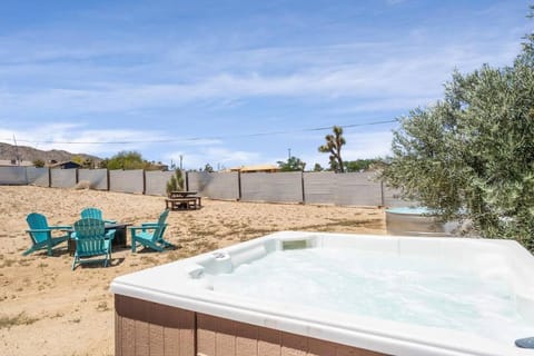 The Unicorn House - 9 min Park entrance - Hot Tub, Pool, Outdoor Dining Haus in Joshua Tree