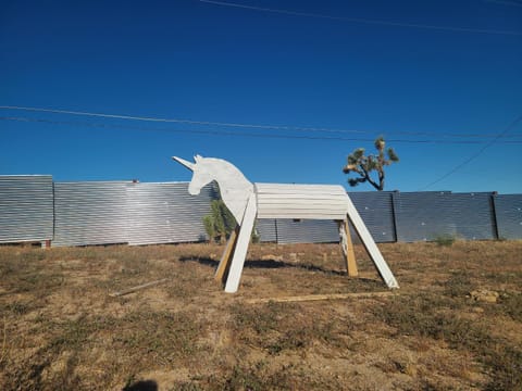 The Unicorn House - 9 min Park entrance - Hot Tub, Pool, Outdoor Dining Haus in Joshua Tree