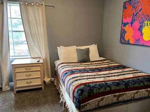 Stylish Remodeled 23 Large beds Near Elvis Presley House in Memphis