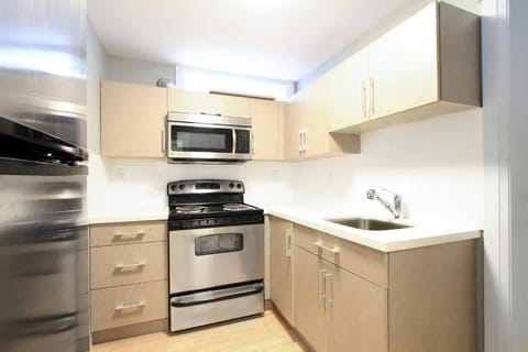 2 bdr QE/Riley Park Cambie/Main by Canada Line House in Vancouver