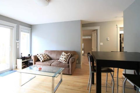 2 bdr QE/Riley Park Cambie/Main by Canada Line House in Vancouver