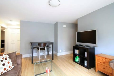 2 bdr QE/Riley Park Cambie/Main by Canada Line House in Vancouver